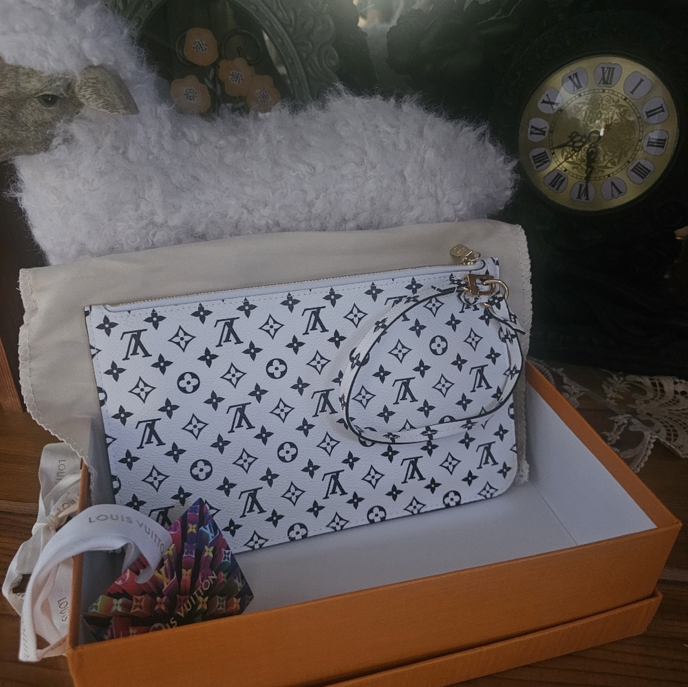 Louis Vuitton White & Black Monogram Canvas Wristlet - Picture 3 of 11